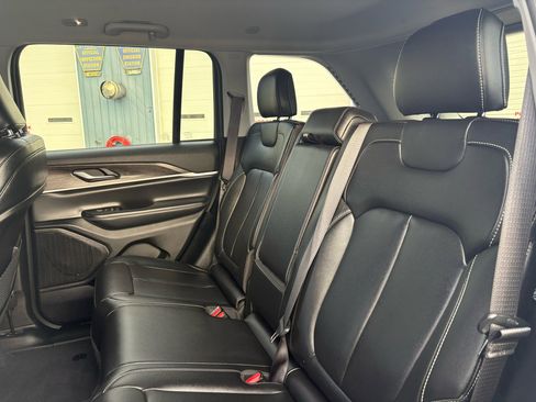 Used 2023 Jeep Grand Cherokee Limited w/ Black Appearance Package image 21