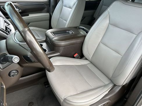 Used 2021 GMC Yukon SLT w/ Rear Media and Nav Package image 19