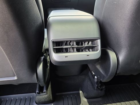 Used 2023 Tesla Model Y Long Range AWD/4WD image 17