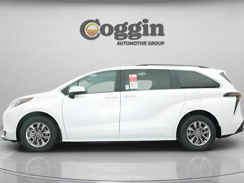 New 2026 Toyota Sienna XLE image 6