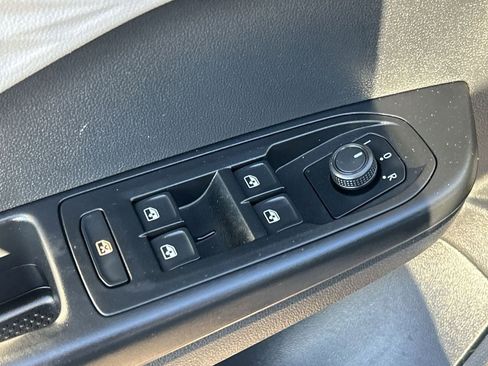 Used 2023 Volkswagen Taos S image 17