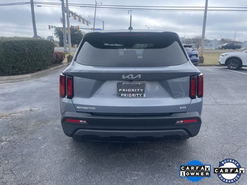 Used 2023 Kia Sorento LX image 4