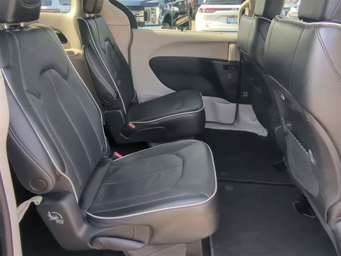 Used 2023 Chrysler Pacifica Limited image 27