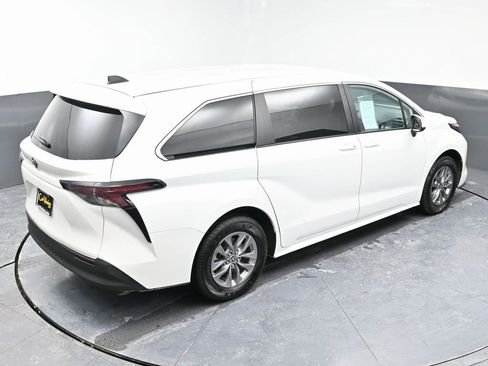 Used 2024 Toyota Sienna LE image 44