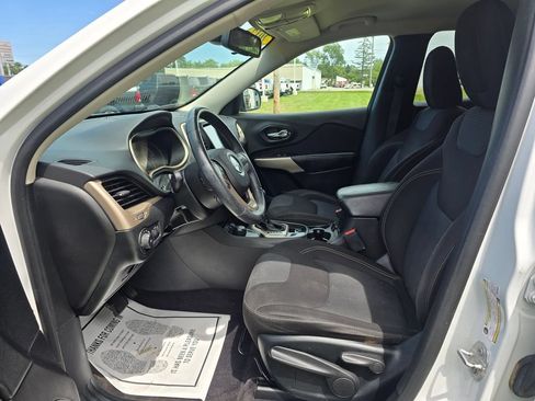 Used 2017 Jeep Cherokee Latitude w/ Cold Weather Group AWD/4WD image 9