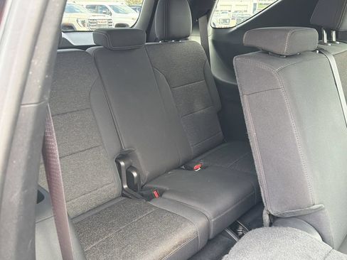 Used 2025 Chevrolet Traverse LT FWD image 7