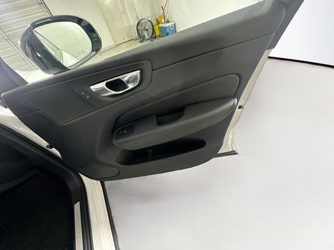 Used 2025 Volvo XC60 B5 Plus image 30