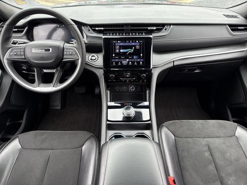 Used 2024 Jeep Grand Cherokee L Laredo image 2