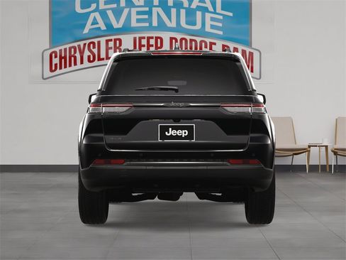 New 2024 Jeep Grand Cherokee Altitude image 10