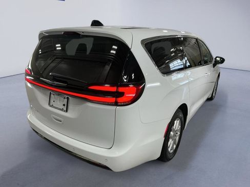 Used 2024 Chrysler Pacifica Touring-L FWD image 4