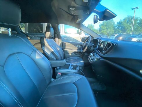 Used 2025 Chrysler Pacifica Select FWD image 8