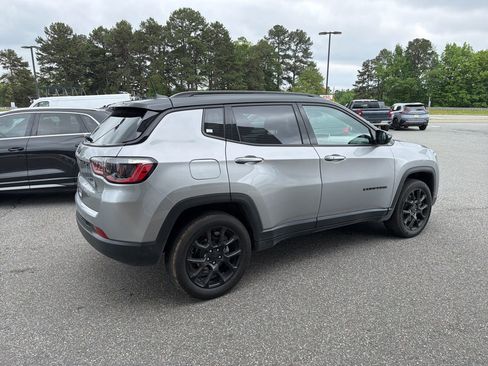 Used 2023 Jeep Compass Latitude w/ Sun and Sound Group AWD/4WD image 8