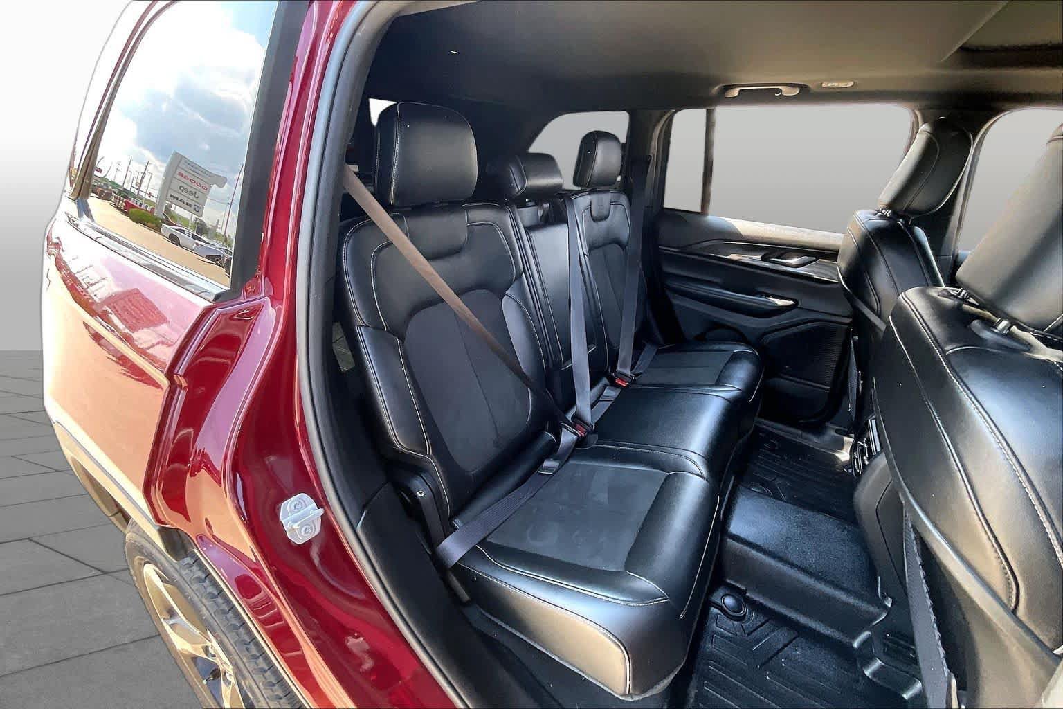 Used 2023 Jeep Grand Cherokee Altitude AWD/4WD image 19