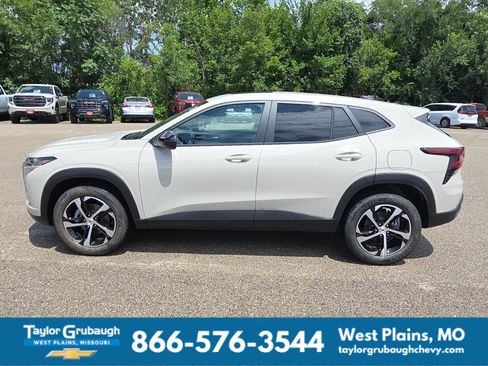 New 2026 Chevrolet Trax RS w/ Sunroof Package FWD image 5
