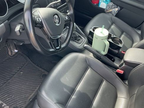 Used 2017 Volkswagen Jetta SE image 2