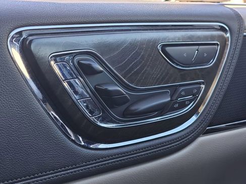 Used 2019 Lincoln Continental Reserve image 16