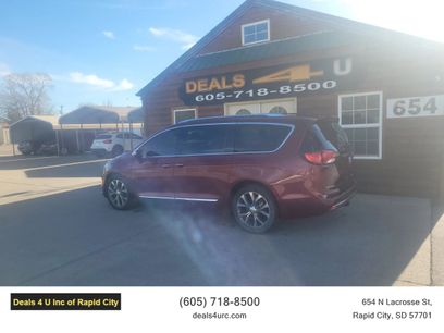 Used 2017 Chrysler Pacifica Limited w/ UConnect Theater Package