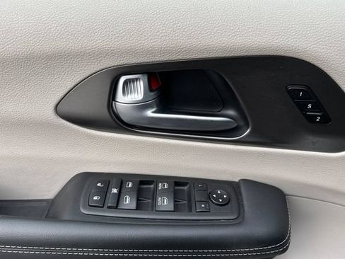 Certified 2024 Chrysler Pacifica Touring-L FWD image 14
