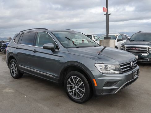 Used 2020 Volkswagen Tiguan SE w/ Panoramic Sunroof Package image 3