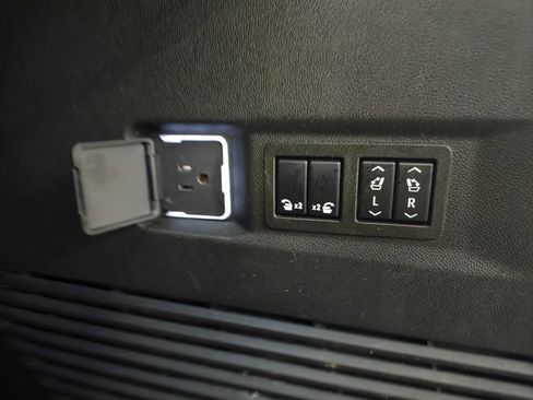 Used 2022 Chevrolet Tahoe Z71 w/ Luxury Package image 11