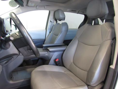 Used 2024 Toyota Sienna XLE FWD image 11