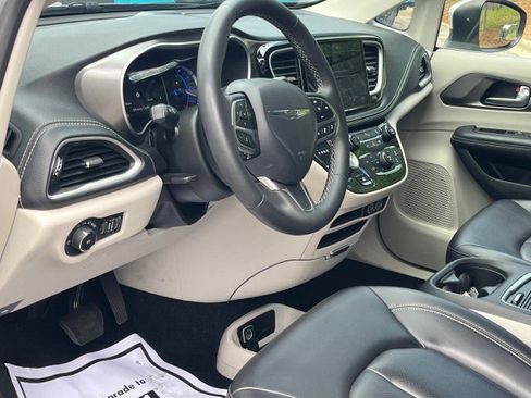 Used 2023 Chrysler Pacifica Touring-L FWD image 30
