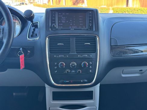 Used 2018 Dodge Grand Caravan SE w/ UConnect Hands-Free Group image 26