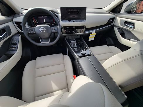 Used 2025 Nissan Rogue SL image 7