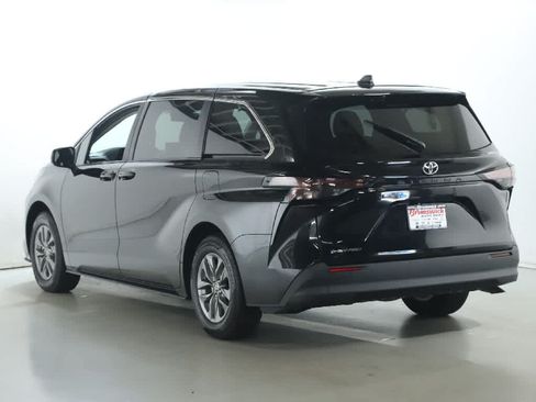 Used 2026 Toyota Sienna LE AWD/4WD image 36