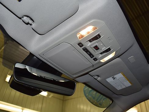 Used 2023 Toyota Highlander XLE image 27