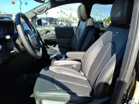 New 2026 Chrysler Pacifica Select w/ S Appearance Package image 7