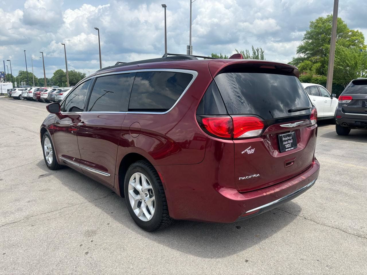 Used 2017 Chrysler Pacifica Touring-L w/ Tire & Wheel Group FWD image 5