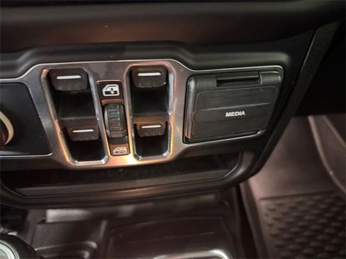 Used 2018 Jeep Wrangler Unlimited Sahara w/ Uconnect 4C Nav & Sound Group image 16