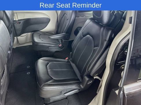 Used 2024 Chrysler Pacifica Touring-L FWD image 19