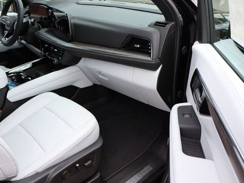 New 2025 Chevrolet Suburban Premier image 56