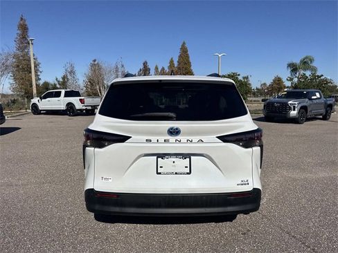 Used 2023 Toyota Sienna XLE image 5