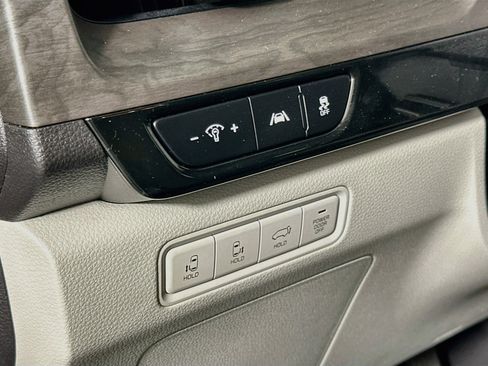Used 2024 Kia Carnival EX FWD image 17