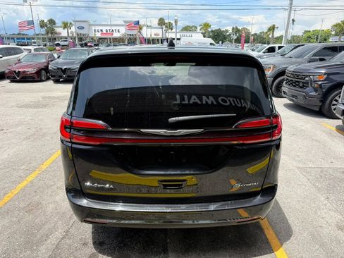Used 2022 Chrysler Pacifica Touring-L FWD image 5