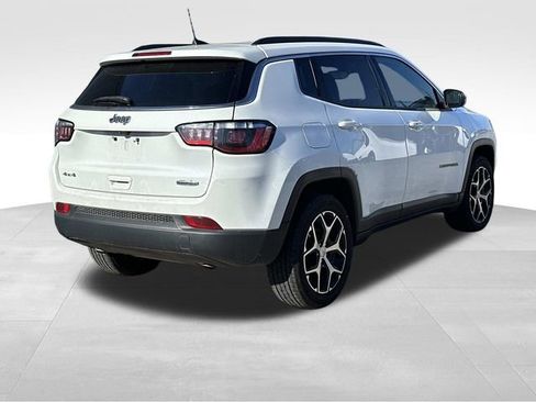 Used 2024 Jeep Compass Latitude image 4