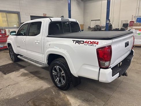 Used 2016 Toyota Tacoma TRD Sport image 4