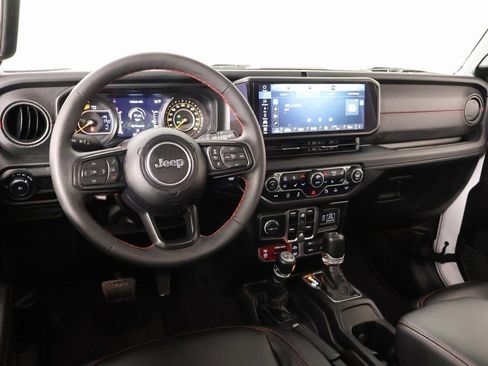 Used 2024 Jeep Wrangler Unlimited Rubicon image 2