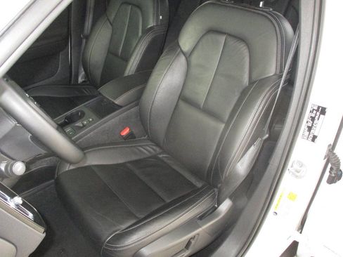 Used 2022 Volvo XC40 T5 Momentum image 20