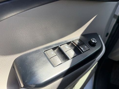Used 2018 Toyota Highlander LE w/ Carpet Mat Package (TMS) AWD/4WD image 5