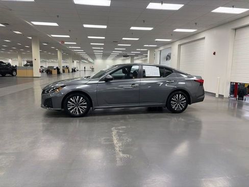 Used 2023 Nissan Altima 2.5 SV FWD image 4