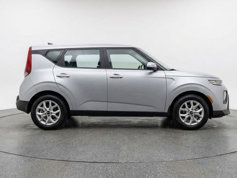 Used 2025 Kia Soul LX w/ LX Technology Package image 11