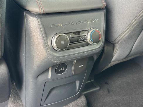 Used 2025 Ford Explorer Active AWD/4WD image 12