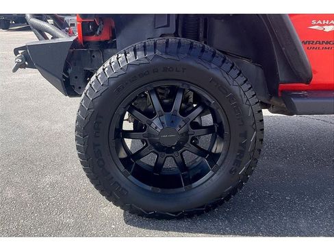 Used 2015 Jeep Wrangler Unlimited Sahara w/ Dual Top Group AWD/4WD image 10
