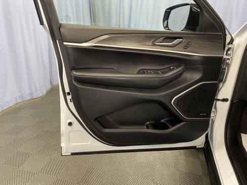 Used 2021 Jeep Grand Cherokee L Limited image 11