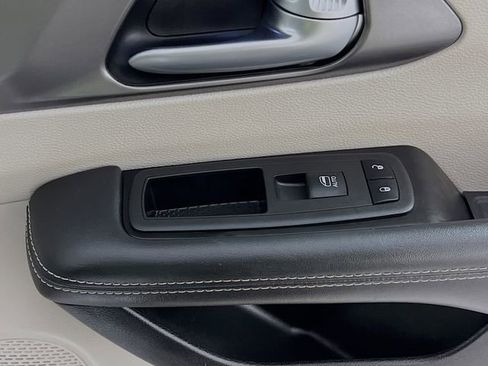 Used 2024 Chrysler Pacifica Touring-L FWD image 28