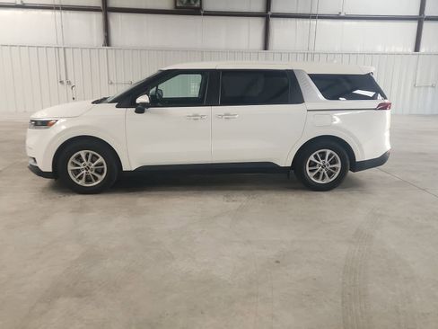 Used 2024 Kia Carnival LX image 2